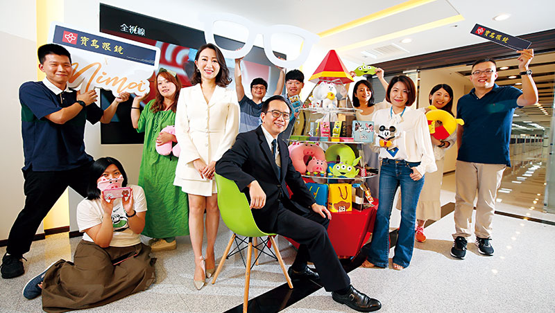 蔡宜珊（中央左）與蔡國平（中央右）帶領寶島眼鏡的數位發展室團隊，積極用App經營會員，讓38歲老企業翻新。